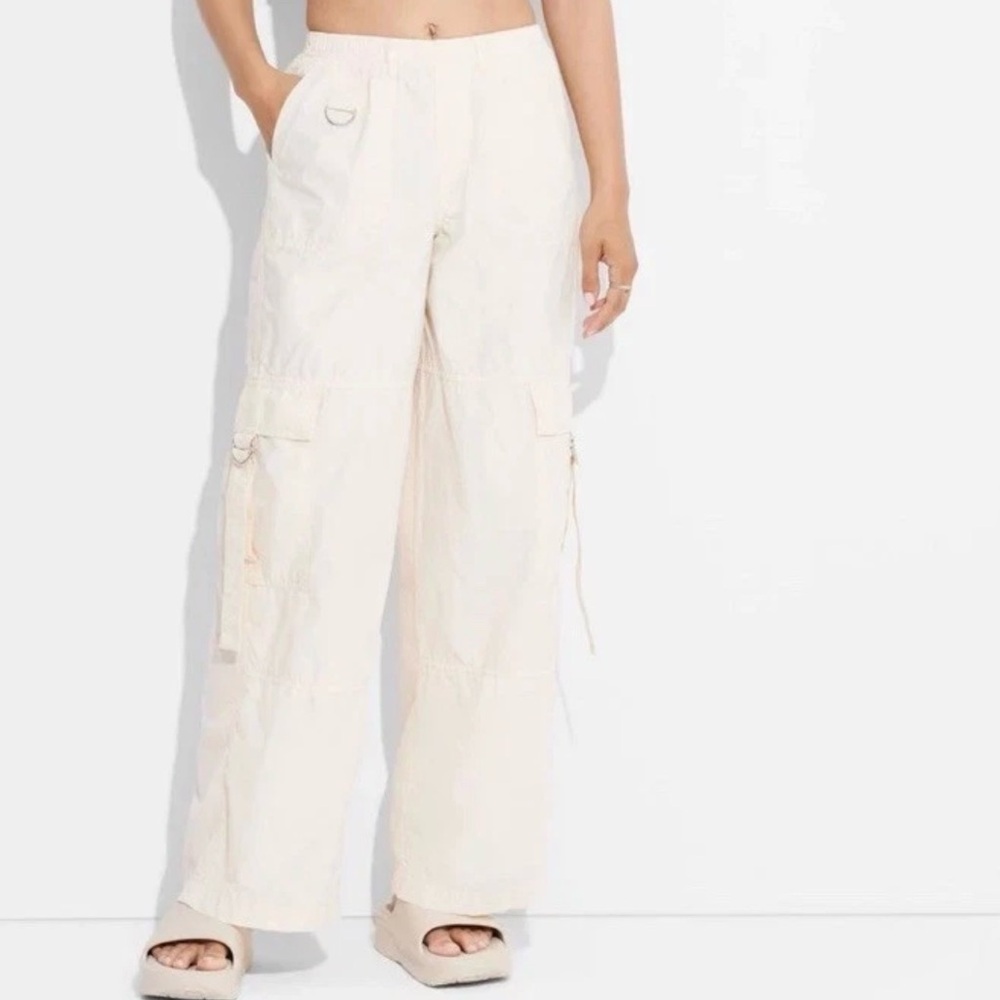 NWT Wild Fable Women’s Mid-Rise Cargo Pants Relaxed Off White Medium lightweight - Picture 1 of 9